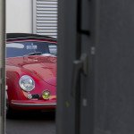Versteckt sich etwas schüchtern – der Porsche im Wartebereich zwischen den Hallen.